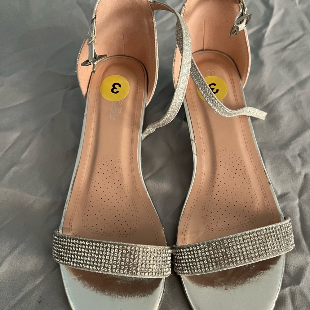 Glamorous Silver Dress Shoes with Rhinestone Embellishments